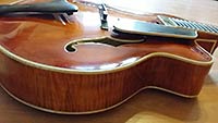 Archtop Jazzgitarre Body. Seitenansicht eines Archtop Korpus. Eastman 905 Archtop Jazzgitarre.